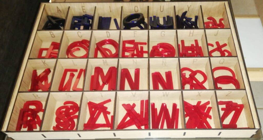 ALFABETO MONTESSORI EN MAYÚSCULAS PARA LA MESA DE LUZ